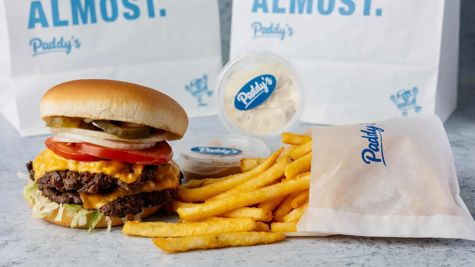 Ínycsiklandó smashburger dupla cheddar sajttal és friss zöldségekkel - Paddy's Burger Nyíregyháza